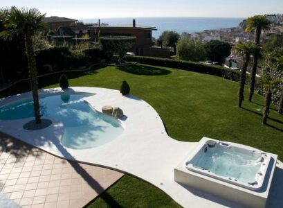 piscine-originale-forme-asymétrique-italie-bain à remous